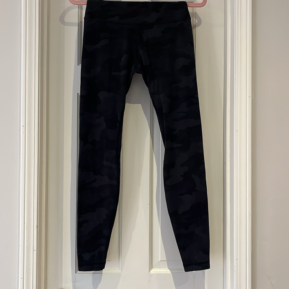Lululemon Super-High-Rise Align black camo size 6